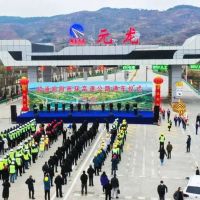 國內全部采用道硅水泥、機制砂配制滑模攤鋪混凝土路面高速公路建成通車(chē)